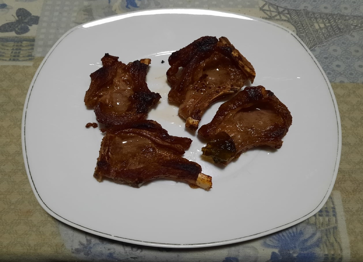 Costolette di agnello rosolate e impiattate - Photo By Roby